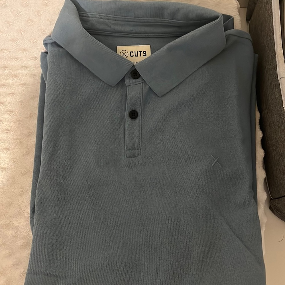 CUTS curve hem men’s polo